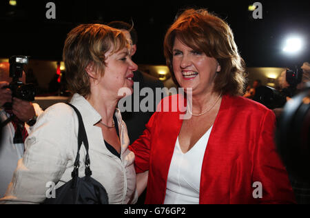 Joan Burton (a destra), leader del partito laburista irlandese recentemente eletto, si congratula con il senatore Ivana Bacik alla Mansion House di Dublino dopo il conteggio per le elezioni di leadership. Foto Stock