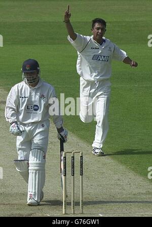 Il battsman del Lancashire e il wicketkeeper, Warren Hegg, lasciano il campo mentre il bowler del Surrey Ahzar Mahmood festeggia di averlo licenziato per nove il primo giorno della loro partita nella contea di Oval, Londra. Foto Stock