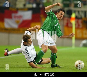 La Repubblica d'Irlanda Ian Harte batte Miroslav Klose della Germania alla palla durante la Coppa del mondo, primo turno, partita di gruppo e tra Repubblica d'Irlanda e Germania al Kashima Stadium. Ibaraki, Giappone. Foto Stock