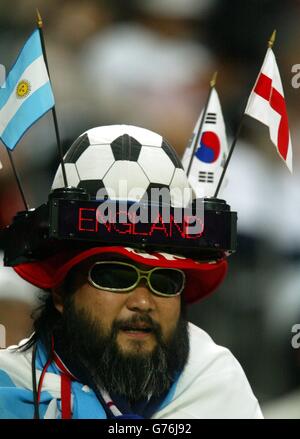 Un fan giapponese mostra il suo sostegno per l'Inghilterra, all'interno del Sapporo Dome, in Giappone, prima della partita del Gruppo F tra Inghilterra e Argentina. Foto Stock