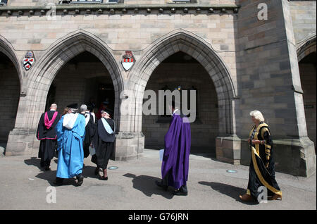 La Duchessa di Cornovaglia arriva all'Università di Aberdeen dove presenterà i diplomi ad una cerimonia di laurea alla Sala Elphinstone. Foto Stock