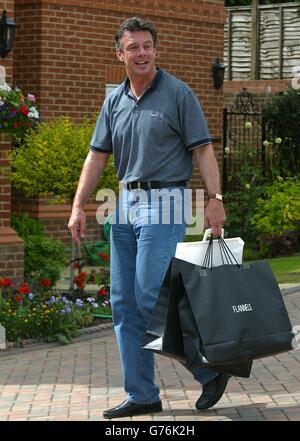 O'Leary lasciando Leeds shopping Foto Stock