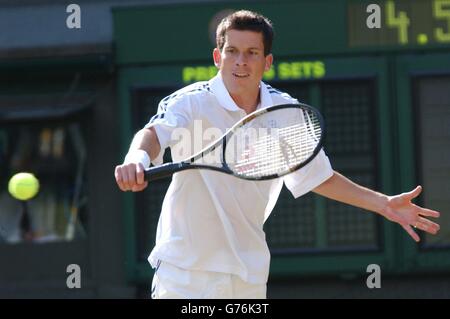 Tim Henman, la star del tennis numero uno degli uomini della Gran Bretagna, in azione contro Scott Draper dell'Australia sul campo centrale di Wimbledon. Foto Stock