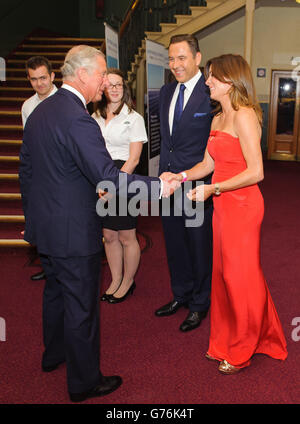 Il Principe del Galles (a sinistra) incontra David Walliams (seconda a destra) e Natalie Pinkham (a destra) alla cena di gala del Business in the Community (BITC) 2014 Responsible Business Awards presso la Royal Albert Hall di Londra. Foto Stock