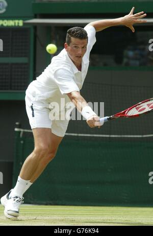 SOLO PER USO EDITORIALE, NON PER USO COMMERCIALE. Ex campione Richard Krajicek dai Paesi Bassi in azione prima della sua vittoria su Paradorn Srichaphan dalla Thailandia sul campo uno durante i campionati all'All England Lawn Tennis Club di Wimbledon. *..Krajicek trionfò sul giovane tailandese in serie diritte, 7:6/6:4/6:2. Foto Stock