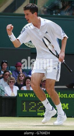 , NESSUN USO COMMERCIALE. Tim Henman, la star britannica del tennis maschile, in azione contro Wayne Ferreira del Sudafrica sul Centre Court di Wimbledon. Il vincitore si aggiudica le finali del trimestre. Foto Stock