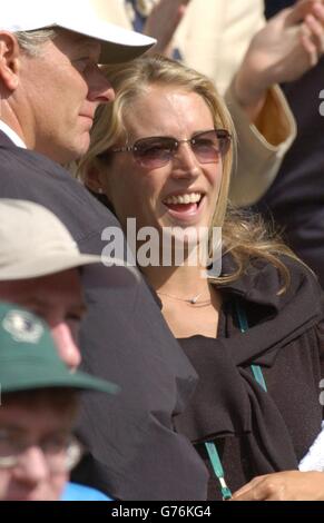 , NESSUN USO COMMERCIALE. L'allenatore Larry Stefanki (a sinistra) e Lucy Henman guardano suo marito Tim Henman durante la sua partita contro Wayne Ferreira dal Sud Africa sul Centre Court a Wimbledon. Henman ha vinto 7:6/3:6/7:6/6:1 per ottenere un posto nelle finali del quarto. Foto Stock