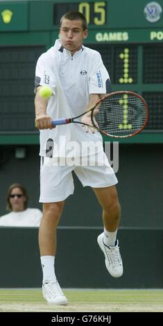 SOLO PER USO EDITORIALE, NON PER USO COMMERCIALE. Mikhail Youzhny dalla Russia in azione sulla Corte uno dove ha battuto il sedicesimo seme Nicolas Escude dalla Francia a Wimbledon. Youzhny trionfò in quattro set 6:2/1:6/6:3/6:3. Foto Stock