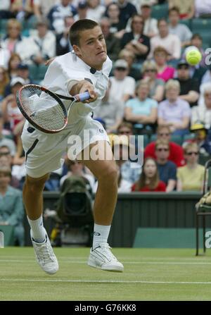 PER , NESSUN USO COMMERCIALE. Mikhail Youzhny dalla Russia in azione contro il seme di punta dall'Australia Lleyton Hewitt nel quarto giro su Centre Court. Foto Stock