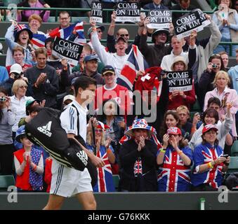 Tim Henman, la star britannica del tennis numero uno, si reca a Court One allietata dai suoi fedeli fan prima di giocare contro lo svizzero Michel Kratochvil nel quarto round. Foto Stock