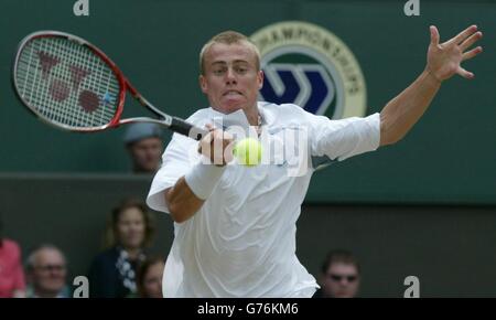 Il seme più alto dall'Australia Lleyton Hewitt in azione contro Mikhail Youzhny dalla Russia nel quarto giro su Centre Court a Wimbledon. Foto Stock