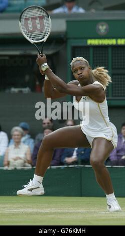 SOLO PER USO EDITORIALE, NESSUN USO COMMERCIALE. Serena Williams dall'America in azione contro Chanda Rubin, anche dagli Stati Uniti al quarto round sul Centre Court a Wimbledon. Foto Stock