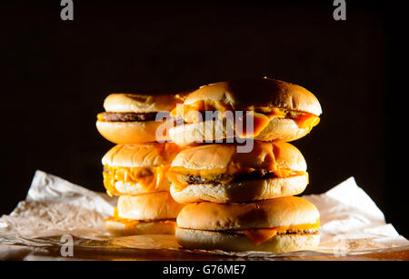 La foto generica di stock mostra una pila di cheeseburgers. PREMERE ASSOCIAZIONE foto. Data immagine: Mercoledì 9 luglio 2014. Il credito fotografico dovrebbe essere: Dominic Lipinski/PA Wire Foto Stock