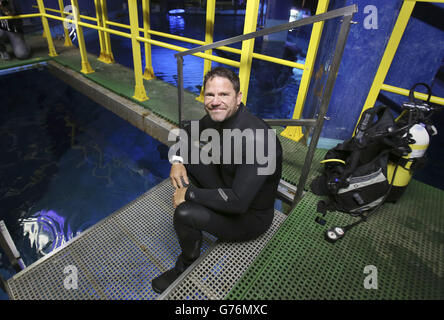 Shark Trust, patrono e presentatore della Wildlife TV Steve Backshall, che sta per nuotare con gli squali per lanciare lo Shark Trust No Limits? Campagna al SEA LIFE London Aquarium nel centro di Londra. Foto Stock