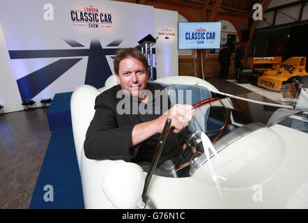 Lo chef della televisione James Martin con una Ferrari TR250 1957 durante il lancio del London Classic Car Show, che si terrà a Excel tra l'8 e l'11 gennaio 2015, a Kensington, Londra. Foto Stock