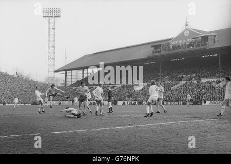 Peter Story (l) segna il primo gol dell'Arsenal contro Stoke City nella semifinale della fa Cup a Hillsborough, che è stata disegnata 2-2. Guardando la palla entrare è George Graham dell'Arsenal (centro). Foto Stock