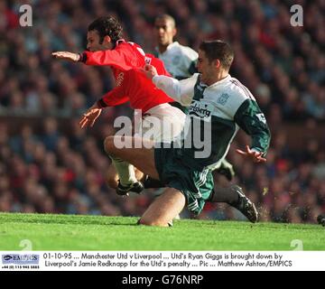 Ryan Giggs, del Manchester United, è stato portato giù dal Jamie di Liverpool Redknapp per una penalità Foto Stock