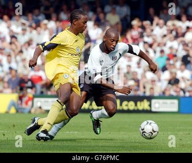 Luis Boa morte di Fulham (a destra) cerca di superare Jay Jay Okocha di Bolton nella vittoria di Fulham nel 4-1, durante la sua partita di premiership fa Barclaycard al Fulham's Loftus Road Ground a Londra. Foto Stock