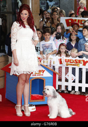 Ashleigh Butler e Pudsey partecipano alla prima di Pudsey The Dog: The Movie, tenutasi a Vue West End, Leicester Square, Londra. Foto Stock