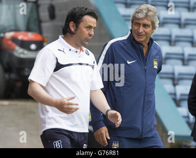 Calcio - Pre-Season friendly - Dundee / Manchester City - Dens Park. Paul Hartley, manager di Dundee (a sinistra), il manager di Manchester City, Pellegrini, prima della gara di pre-stagione al Dens Park di Dundee. Foto Stock