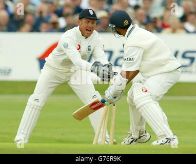 Inghilterra il custode del Wicket Alec Stewart batte con successo Raul Dravid per il 148 durante la seconda giornata del terzo incontro di prova nPower tra Inghilterra e India a Headingley a Leeds. Foto Stock