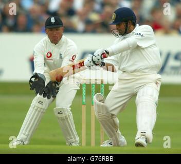 L'indiano batsman Sachin Tendulkar taglia sulla sua strada per la sua trentesima prova cento come il custode del wicket inglese Alec Stewart guarda sopra durante la seconda giornata della terza prova di nPower tra l'Inghilterra e l'India a Headingley a Leeds. Foto Stock