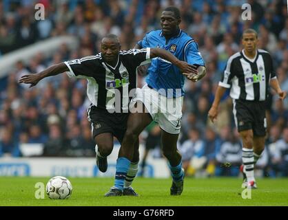 Lomana Lualua di Newcastle salta oltre il Marc Vivien Foe di Manchester City durante la sua partita di premiership fa Barclaycard al Maine Road Ground di Manchester City. Foto Stock