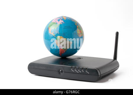 Globo terrestre oltre un router nero isolato su sfondo bianco Foto Stock