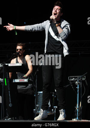 Il frontman della Bastiglia Dan Smith sul palco principale al festival musicale T in the Park che si tiene al Balado Park di Kinross, Scozia. Foto Stock