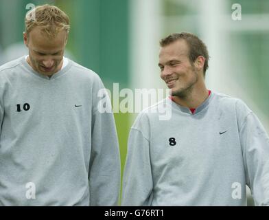 Fredrik Ljunberg (a destra) di Arsenal condivide una battuta con il compagno di squadra Dennis Bergkamp dopo la sessione di allenamento a London Colney, Hertfordshire. Arsenal gioca a Borussia Dortmund nella prima partita della UEFA Champions League a Highbury. Foto Stock