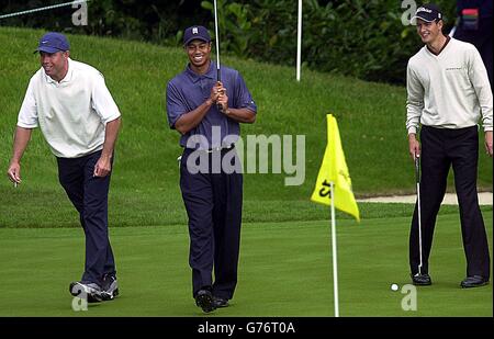 (L-R) Steve Williams, caddie del golfista americano, Tiger Woods, (centro) e del golfista australiano Adam Scott, ripartiscono una battuta durante il loro giro di pratica, al campo da golf di Mount Juliet, Co Kilkenny, Repubblica d'Irlanda, in preparazione al campionato americano espresso 2002. * i campionati degli ultimi anni sono stati decretati a causa degli attacchi terroristici del settembre 11 contro gli Stati Uniti, ma il canadese Mike Weir ha vinto il campionato del 2000, segnando 277 oltre 72 buche per battere Englishman, Lee Westwood da due colpi. Foto Stock