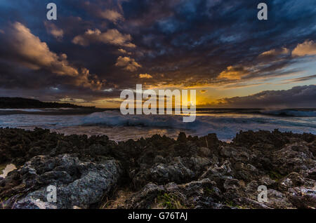 Una notte buia e tempestosa tramonto a Turtle Bay, Oahu, Hawaii Foto Stock