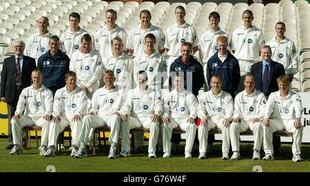 Lancashire County Cricket Club 2002. Riga posteriore L-R: - Jamie Haynes, James Anderson, Ryan driver, John Wood, Mike Smethurst, Alec Swann, Kyle Hogg e Tim Roberts. Riga centrale l-r: - Alan West (1° xi marcatore), Mike Watkinson (manager di cricket), David Byas, * Chris Schofield, Mark Chilton, Brad Robinson (Physio), Gavin Rodgers (allenatore di fitness) e Darrin White (secondo xi marcatore). Prima fila l-r: - Gary Keedy, Gary Yates, Peter Martin, Stuart Law, Warren Hegg (capitano), Neil Fairfrate, Graham Lloyd e Glen Chapple. Foto Stock