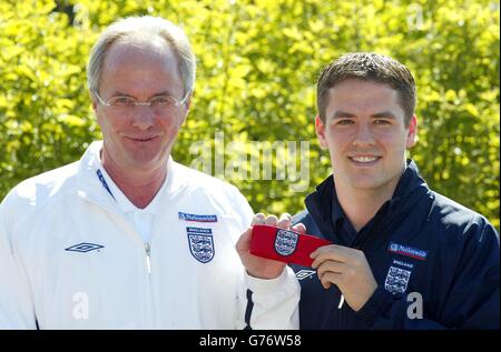 Il direttore inglese Sven Goran Eriksson e il capitano del nuovo Inghilterra Michael Owen (a destra) durante una conferenza stampa al Carden Park Hotel, Chester. Michael Owen è stato oggi nominato capitano di stand-in Inghilterra per domani sera amichevole contro il Paraguay ad Anfield. * l'attaccante di Liverpool farà il suo pieno per lo skipper David Beckham, allenatore inglese di Sven-Goran Eriksson. Foto Stock