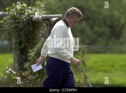 Il capitano della squadra di Gran Bretagna e Irlanda, Colin Montgomerie, lascia il 17° verde a Druids Glen in Co. Wicklow, Irlanda, dopo aver perso la sua partita con il partner Paul Lawrie 2+1 a Roberto Karlsson e Thomas Bjorn nel Seve Trophy 2002 contro l'Europa continentale. Foto Stock