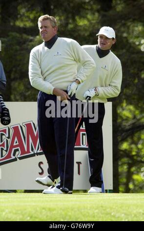 Capitano della Gran Bretagna e Irlanda, Colin Montgomerie e il partner Paul Lawrie (a destra) sul 16° verde durante il Seve Trophy 2002 contro l'Europa continentale, a Druids Glen in Co. Wicklow, Irlanda. Il Colin Montgomerie di GB e Irealnd e Paul Lawrie sono andati in 2+1 *... a Roberto Karlsson e Thomas Bjorn dell'Europa continentale. Foto Stock