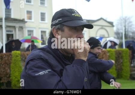 Seve Ballesteros, capitano del Continental Europe Team, scalda le mani prima di fare il giro alla prima buca, il secondo giorno della fase di fourball del Seve Trophy 2002, contro la squadra irlandese e britannica, a Druids Glen in Co. Wicklow, Irlanda. Foto Stock