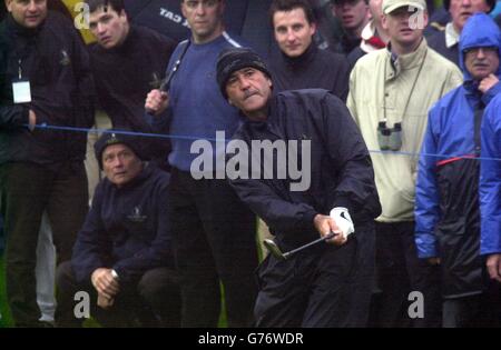 Seve Ballesteros, Capitano del Continental Europe Team esce dal suo incontro al Druids Glen di Co. Wicklow, Irlanda, il secondo giorno del Seve Trophy, fourball stage. * Ballesteros partner Jose Maria Olazabal contro Paul McGinley e Harrington dalla Gran Bretagna e Irlanda. Foto Stock