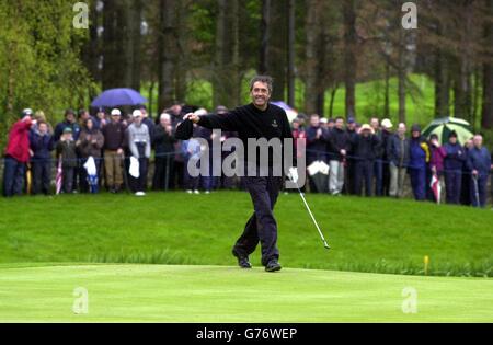 Capitano del Continental Europe Team Seve Ballesteros festeggia dopo aver colpito un incredibile bunker sparato per nascere il 17 e prendere le quattro palle mattutine contro Irlanda e Gran Bretagna Padraig Harrington e Paul McGinley nel Seve Trophy 2002, a Druids Glen in Co. Wicklow, Irlanda. Foto Stock