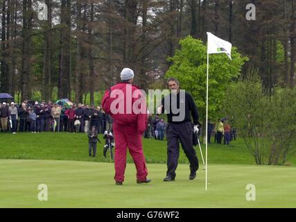 Il capitano del Continental Europe Team Seve Ballesteros (a destra) va a stringere le mani con l'Irlanda e il britannico Padraig Harrington dopo aver colpito un incredibile bunker sparato per nascere il 17 e prendere le quattro palle mattutine contro di lui e il suo compagno Paul McGinley nel Seve Trophy 2002, A Druids Glen in Co. Wicklow, Irlanda. Foto Stock