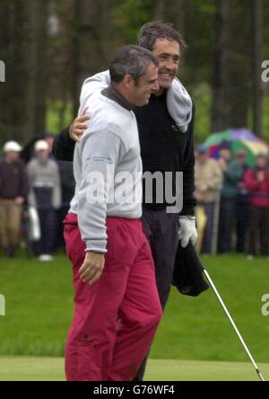 Il capitano del Continental Europe Team Seve Ballesteros (estrema destra) si congratula con Paul McGinley, irlandese e britannico, dopo aver colpito un incredibile bunker sparato per nascere il 17. **... e prendere le quattro palle mattutine contro di lui e il suo partner Padraig Harrington nel Trofeo 2002 di neve, a Druids Glen in Co. Wicklow, Irlanda. Foto Stock