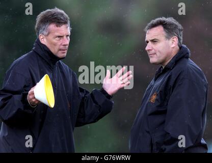 Il manager di Wolverhampton Wanderers, Dave Jones (R), ascolta il primo allenatore di squadra John Ward mentre si prepara ad allenarsi per il primo gioco di Devison della domenica a Norwich City, presso il Compton Training Ground del club. NESSUN UTILIZZO NON UFFICIALE DEL SITO WEB DEL CLUB. Foto Stock