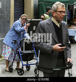 Artisti (da sinistra) Sylvia o'Brien come 'la donna torsa', Doreen Curran come 'amico di Silvia' e Dan Reardon come 'Eddie', durante una performance di 'Drive by Shooting', una delle cinque nuove opere brevi ispirate agli episodi delle strade di Dublino. Foto Stock