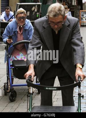 Artisti (da sinistra) Sylvia o'Brien come 'la donna torrita' e Dan Reardon come 'Eddie', durante una performance di 'Drive by Shooting', una delle cinque nuove opere brevi ispirate da episodi delle strade di Dublino. Foto Stock