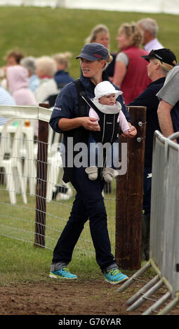 La Gran Bretagna Zara Phillips cammina con sua figlia mia Grace durante il terzo giorno del St James's Place Wealth Management Barbury International Horse Trials nel Wiltshire. Foto Stock