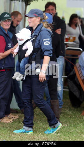 La Gran Bretagna Zara Phillips cammina con sua figlia mia Grace durante il terzo giorno del St James's Place Wealth Management Barbury International Horse Trials nel Wiltshire. Foto Stock