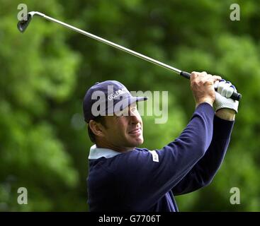 Nick Faldo, in Inghilterra, si tee fuori dalla seconda buca durante il primo round del Volvo PGA Championship al Wentworth Club, Virginia Water. Foto Stock