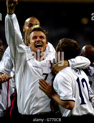 David Beckham festeggia con il compagno di squadra Michael Owen dopo che Owen aveva segnato il secondo gol per l'Inghilterra durante la seconda partita di Coppa del mondo tra Inghilterra e Danimarca al Big Swan Stadium di Niigata, Giappone. Foto Stock