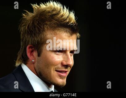 Il capitano dell'Inghilterra David Beckham in una conferenza stampa prima di lasciare l'isola di Awaji dopo la sconfitta dell'Inghilterra nel 2-1 da parte del Brasile nelle finali dei quarti di Coppa del mondo. *24/06/02 David Beckham, che è stato nominato miglior trendsetter delle celebrità, davanti a Robbie Williams. L'idolo di calcio la cui testa rasata, mohican e fin acconciature hanno ispirato migliaia di look copycat, ha superato la classifica in un sondaggio nazionale. Geri Halliwell ex compagno di gruppo Spice Girl della moglie di Beckham Victoria è stato dichiarato essere il più grande jumper di carri a bandwagon nel sondaggio dalla società di telefonia mobile one.Tel *22/08/02 David Beckham ha firmato un multi-milione Foto Stock