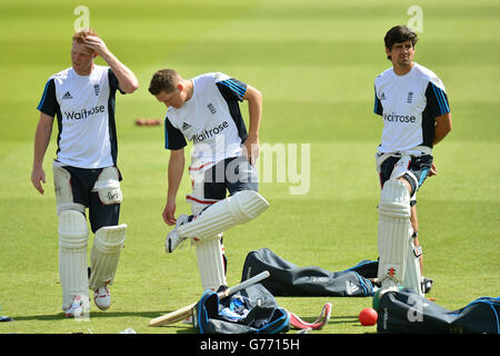 Il capitano inglese Alastair Cook (a destra) con ben Stokes (a sinistra) e Gary Ballance (al centro) durante una sessione di allenamento a Trent Bridge, Nottingham. Foto Stock